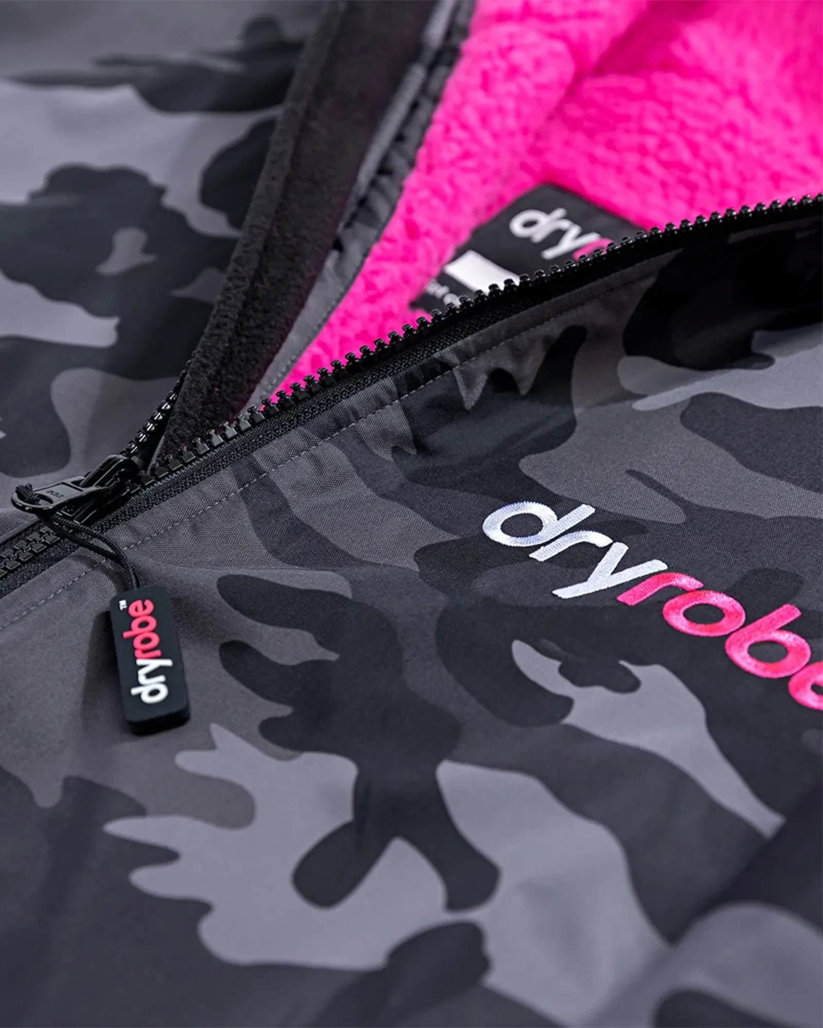 dryrobe Advance Long Sleeve - Black Camo/Pink